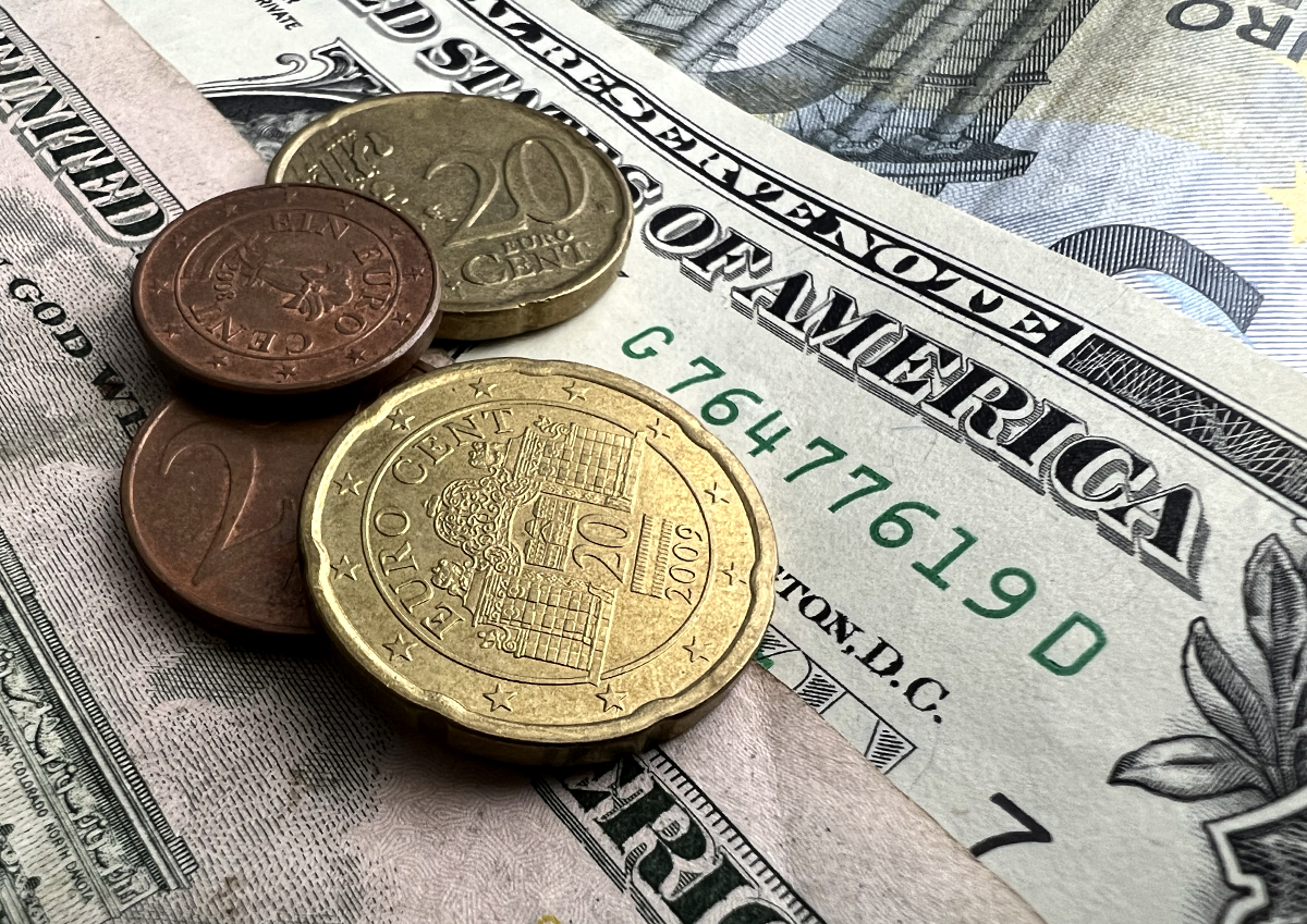 Кристина Швандар: продажа валютной выручки ограничивает возможности атак спекулянтов на рубль